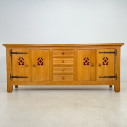 Ilga ąžuolinė keturių durų ir keturių stalčių komoda su metalo detalėmis 57x259,5x106,5 cm
