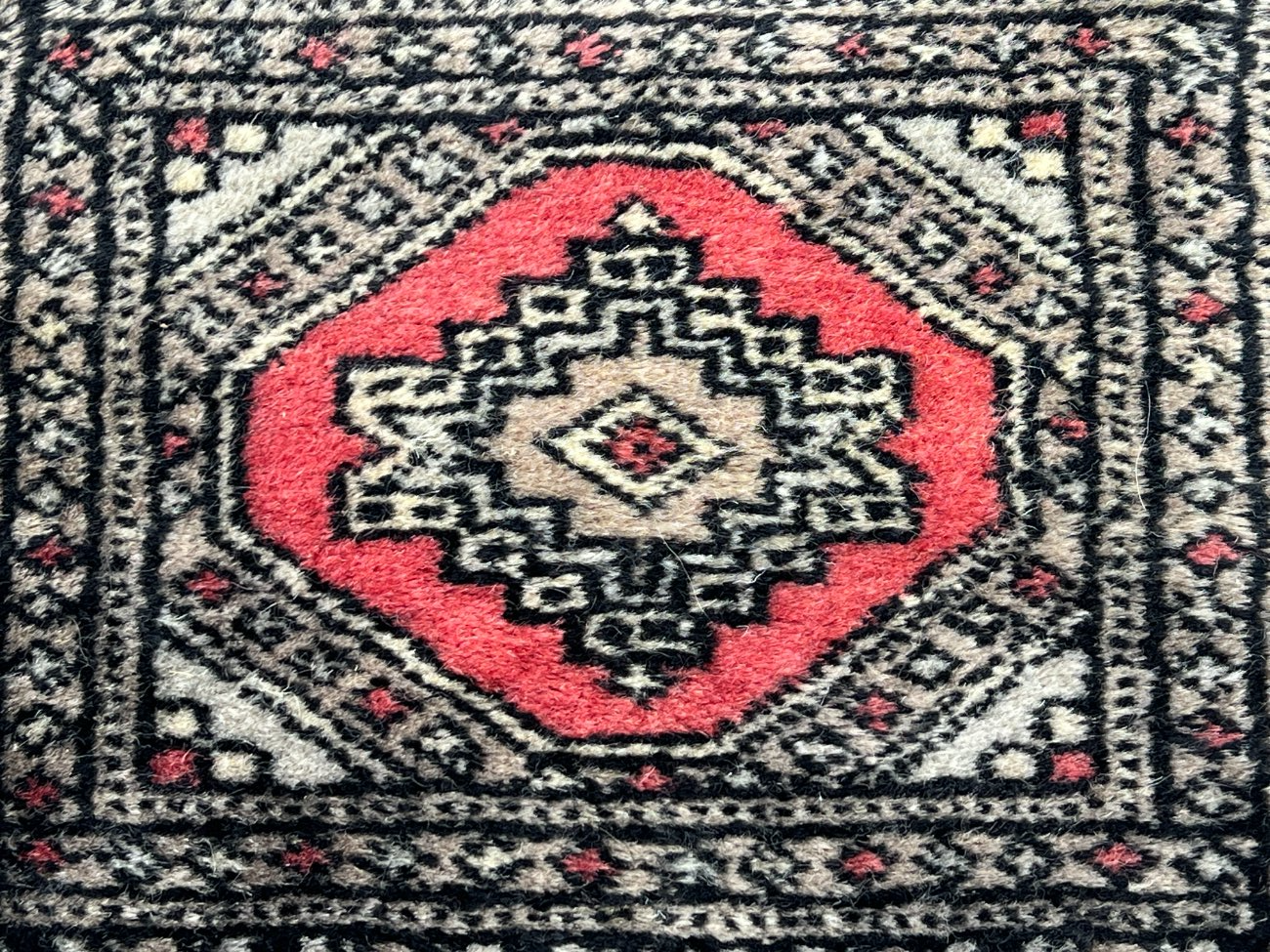 HK1018-kilimai-3 Vilnonis rankų darbo kilimėlis “Bukhara” 29x25x0,45 cm