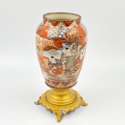 Japoniška Satsuma tipo keramikinė vaza su metalinėmis kojelėmis 17x17x28 cm