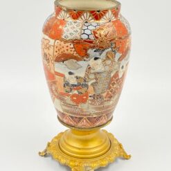 Japoniška Satsuma tipo keramikinė vaza su metalinėmis kojelėmis 17x17x28 cm