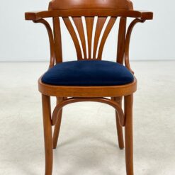 Medinis Thonet stiliaus krėslas mėlynos spalvos gobeleno sėdimąja dalimi 47x51x78 cm, 49 cm