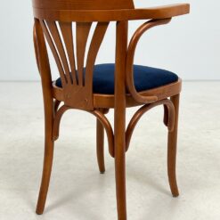 Medinis Thonet stiliaus krėslas mėlynos spalvos gobeleno sėdimąja dalimi 47x51x78 cm, 49 cm