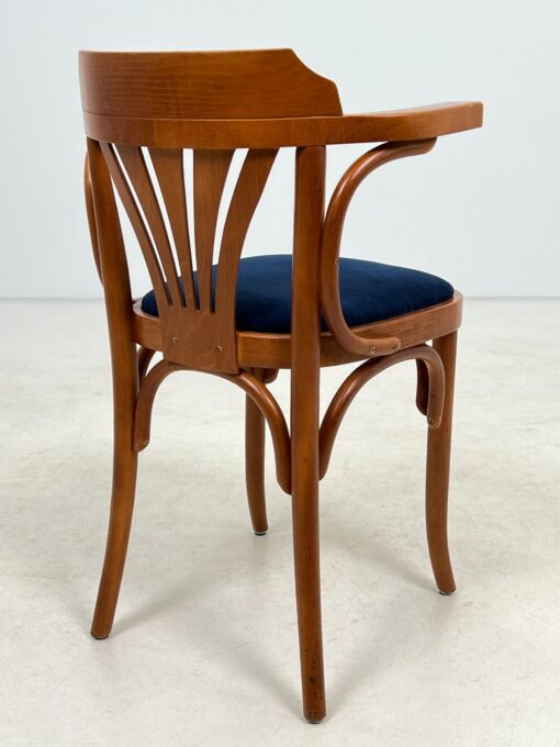 Medinis Thonet stiliaus krėslas mėlynos spalvos gobeleno sėdimąja dalimi 47x51x78 cm, 49 cm