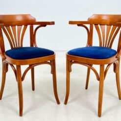 Medinis Thonet stiliaus krėslas mėlynos spalvos gobeleno sėdimąja dalimi 47x51x78 cm, 49 cm