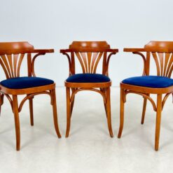 Medinis Thonet stiliaus krėslas mėlynos spalvos gobeleno sėdimąja dalimi 47x51x78 cm, 49 cm