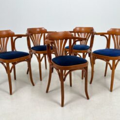 Medinis Thonet stiliaus krėslas mėlynos spalvos gobeleno sėdimąja dalimi 47x51x78 cm, 49 cm