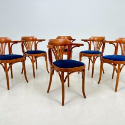 Medinis Thonet stiliaus krėslas mėlynos spalvos gobeleno sėdimąja dalimi 47x51x78 cm, 49 cm