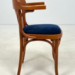 Medinis Thonet stiliaus krėslas mėlynos spalvos gobeleno sėdimąja dalimi 47x51x78 cm, 49 cm