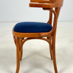 Medinis Thonet stiliaus krėslas mėlynos spalvos gobeleno sėdimąja dalimi 47x51x78 cm, 49 cm