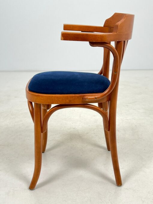 Medinis Thonet stiliaus krėslas mėlynos spalvos gobeleno sėdimąja dalimi 47x51x78 cm, 49 cm