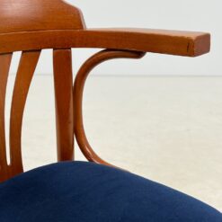 Medinis Thonet stiliaus krėslas mėlynos spalvos gobeleno sėdimąja dalimi 47x51x78 cm, 49 cm