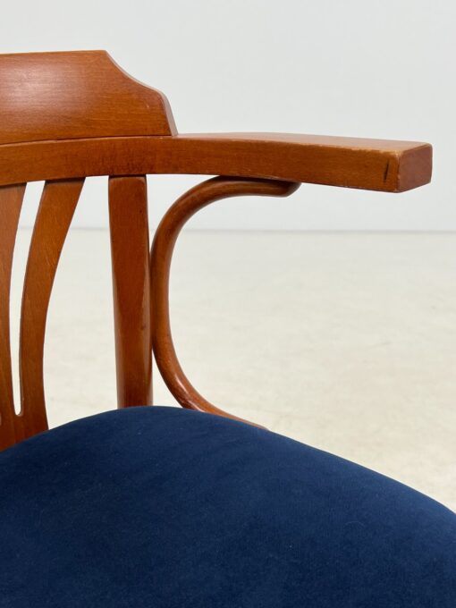 Medinis Thonet stiliaus krėslas mėlynos spalvos gobeleno sėdimąja dalimi 47x51x78 cm, 49 cm