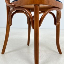 Medinis Thonet stiliaus krėslas mėlynos spalvos gobeleno sėdimąja dalimi 47x51x78 cm, 49 cm