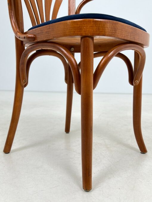 Medinis Thonet stiliaus krėslas mėlynos spalvos gobeleno sėdimąja dalimi 47x51x78 cm, 49 cm