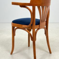 Medinis Thonet stiliaus krėslas mėlynos spalvos gobeleno sėdimąja dalimi 47x51x78 cm, 49 cm