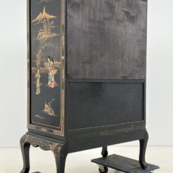 Rytietiška komoda su akmens dekoracijomis 57x100x153 cm