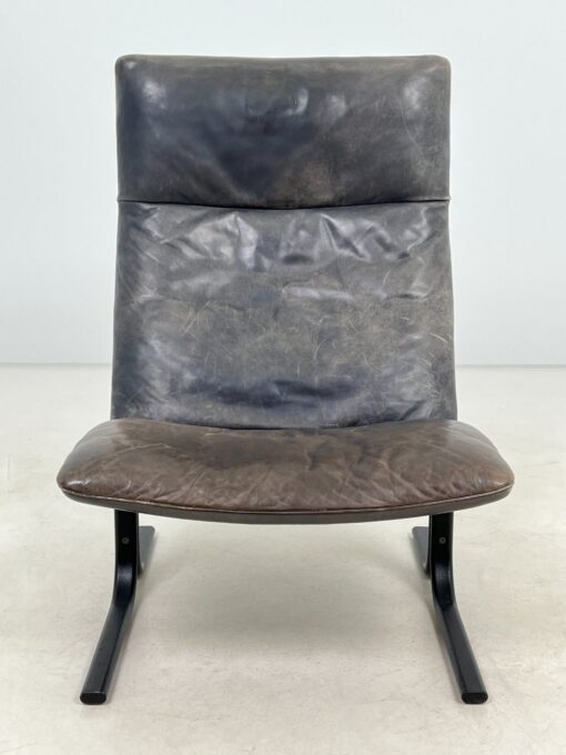 Vintažinis “de Sede” odinis fotelis su metalinėmis kojomis 75x63x94 cm, 38 cm