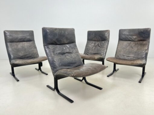 Vintažinis “de Sede” odinis fotelis su metalinėmis kojomis 75x63x94 cm, 38 cm