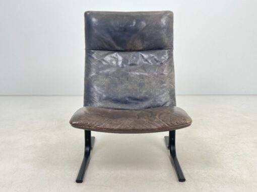 Vintažinis “de Sede” odinis fotelis su metalinėmis kojomis 75x63x94 cm, 38 cm