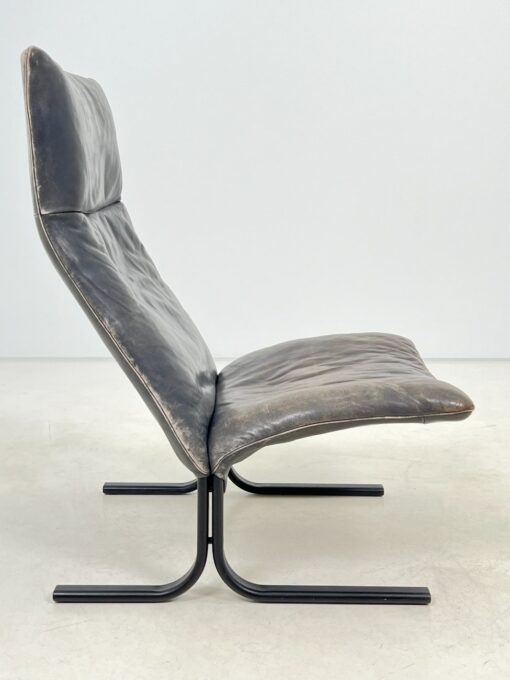 Vintažinis “de Sede” odinis fotelis su metalinėmis kojomis 75x63x94 cm, 38 cm