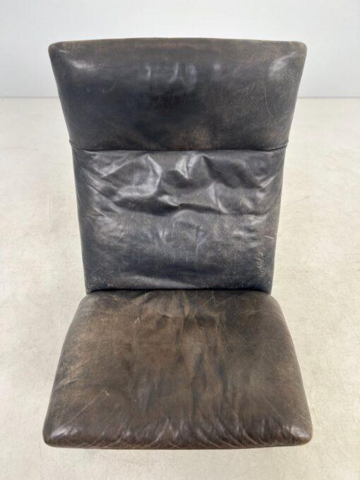 Vintažinis “de Sede” odinis fotelis su metalinėmis kojomis 75x63x94 cm, 38 cm