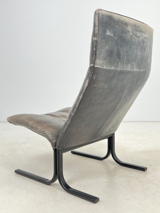 Vintažinis “de Sede” odinis fotelis su metalinėmis kojomis 75x63x94 cm, 38 cm