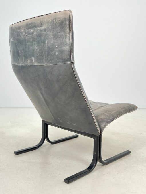 Vintažinis “de Sede” odinis fotelis su metalinėmis kojomis 75x63x94 cm, 38 cm