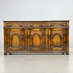 Ąžuolinė drožinėta trijų durų ir trijų stalčių komoda 45x165x87 cm