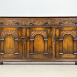 Ąžuolinė drožinėta trijų durų ir trijų stalčių komoda 45x165x87 cm