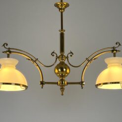 Žalvarinis pakabinamas dviejų šakų sietynas su stiklo gaubtais 26x110x79 cm