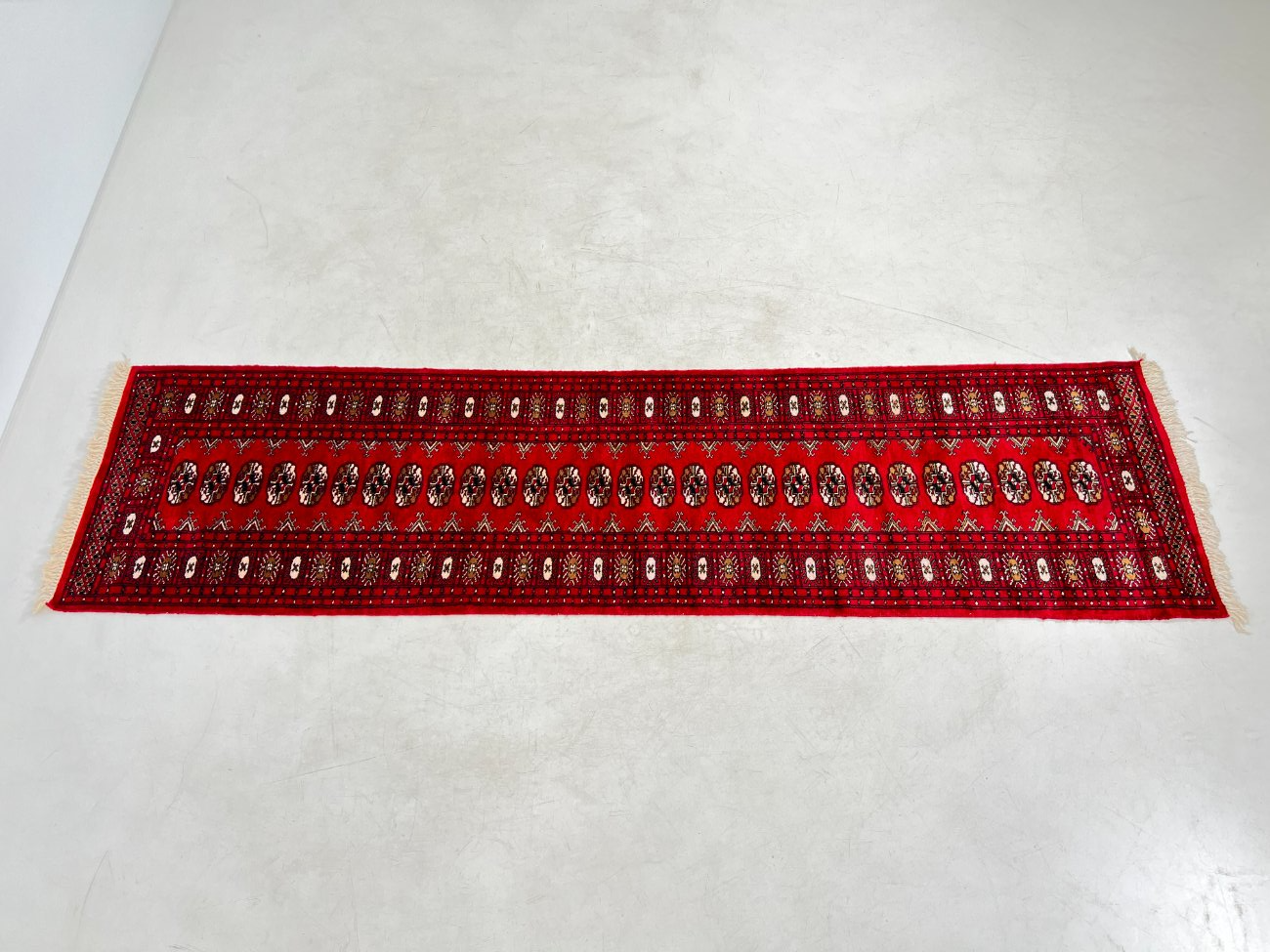 DJ0504-kilimai-3 Vilnonis rankų darbo kiliminis takas “Bukhara” 298x78x0,5 cm