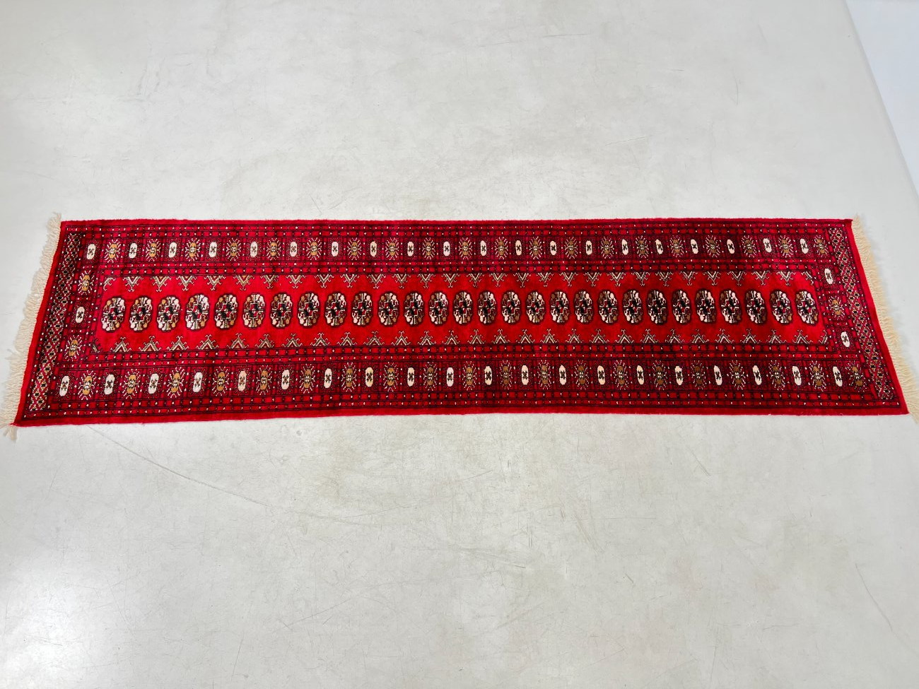 DJ0504-kilimai-4 Vilnonis rankų darbo kiliminis takas “Bukhara” 298x78x0,5 cm