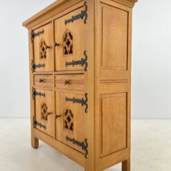 Ąžuolinė keturių durų ir dviejų stalčių komoda su metalo detalėmis 45,5×124,5×145 cm