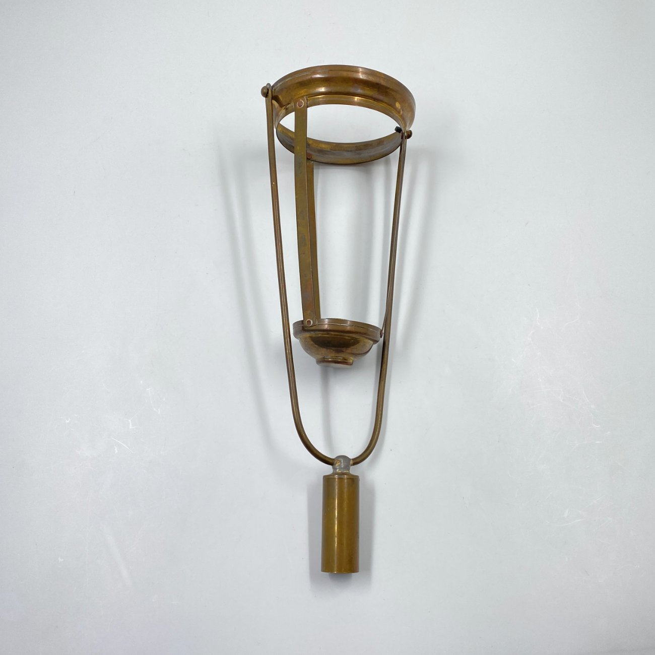 DK0283-baznycios-reikmenys-0 Žalvarinė bažnytinė apeiginė užmaunama žvakidė 11,5x13x34,5 cm