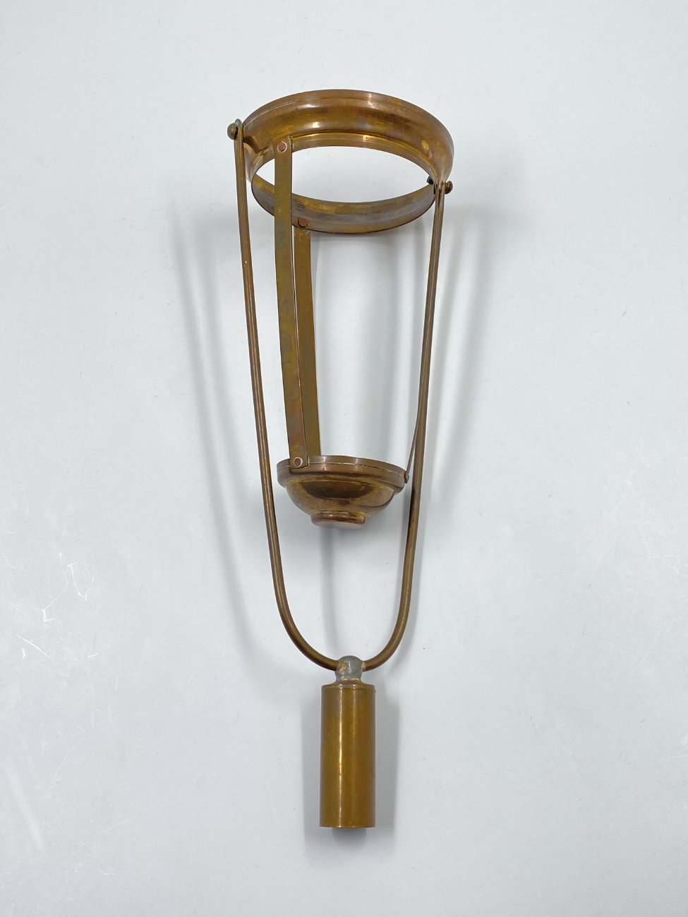 DK0283-baznycios-reikmenys-1 Žalvarinė bažnytinė apeiginė užmaunama žvakidė 11,5x13x34,5 cm