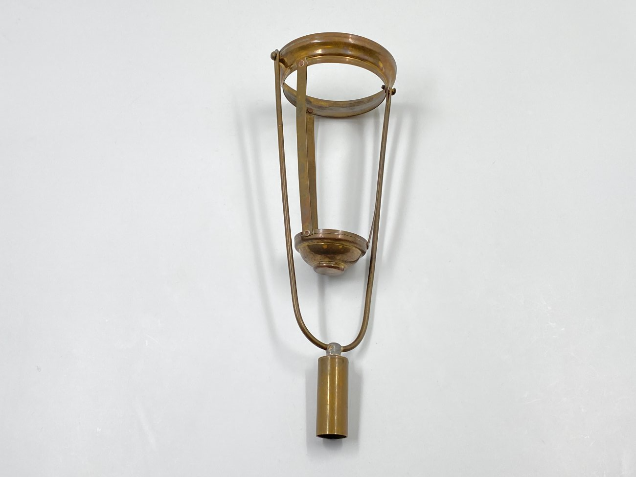 DK0283-baznycios-reikmenys-2 Žalvarinė bažnytinė apeiginė užmaunama žvakidė 11,5x13x34,5 cm