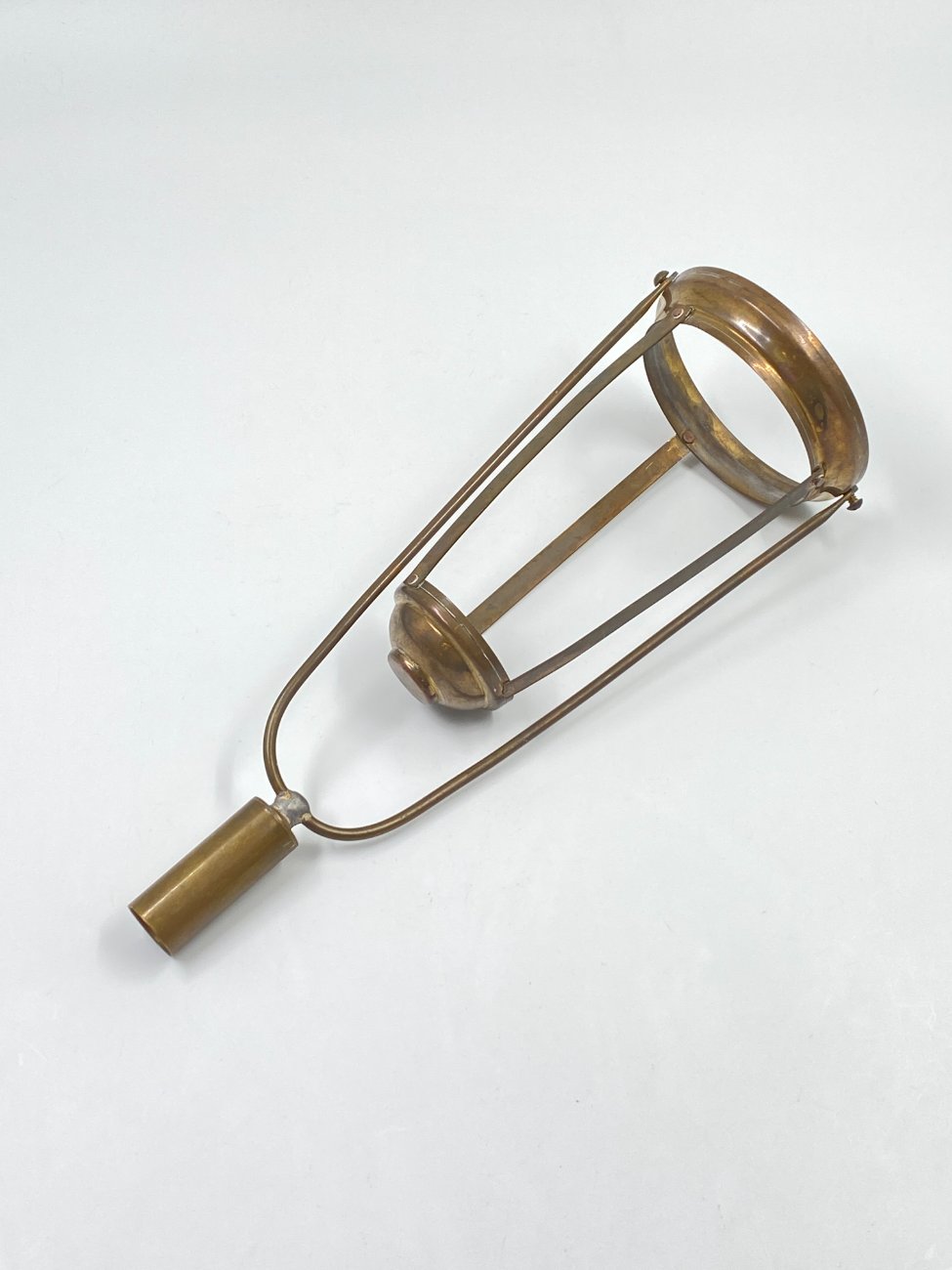 DK0283-baznycios-reikmenys-3 Žalvarinė bažnytinė apeiginė užmaunama žvakidė 11,5x13x34,5 cm