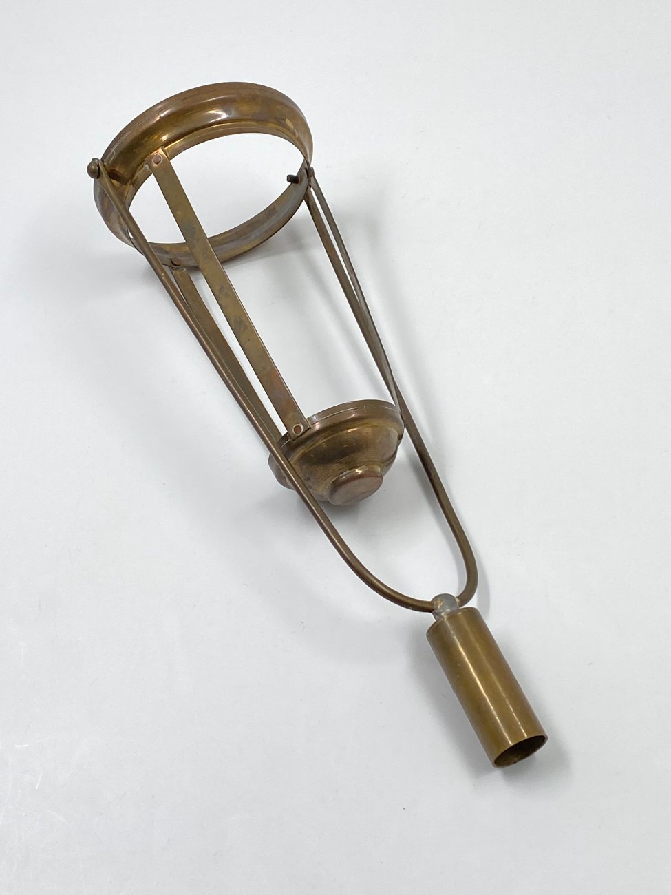 DK0283-baznycios-reikmenys-4 Žalvarinė bažnytinė apeiginė užmaunama žvakidė 11,5x13x34,5 cm