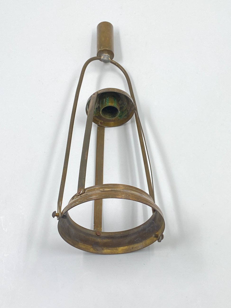 DK0283-baznycios-reikmenys-5 Žalvarinė bažnytinė apeiginė užmaunama žvakidė 11,5x13x34,5 cm