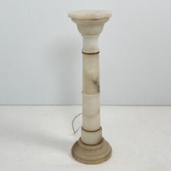 Marmurinė kolona – šviestuvas su žalvario detalėmis 26x26x88,5 cm