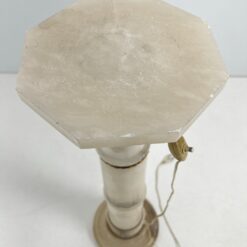 Marmurinė kolona – šviestuvas su žalvario detalėmis 26x26x88,5 cm