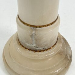 Marmurinė kolona – šviestuvas su žalvario detalėmis 26x26x88,5 cm