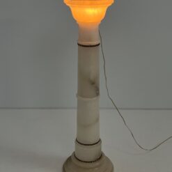 Marmurinė kolona – šviestuvas su žalvario detalėmis 26x26x88,5 cm