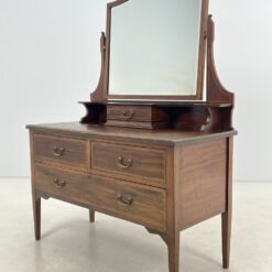 Raudonmedžio komoda su veidrodžiu ir rakinamais stalčiais 53x114x153 cm