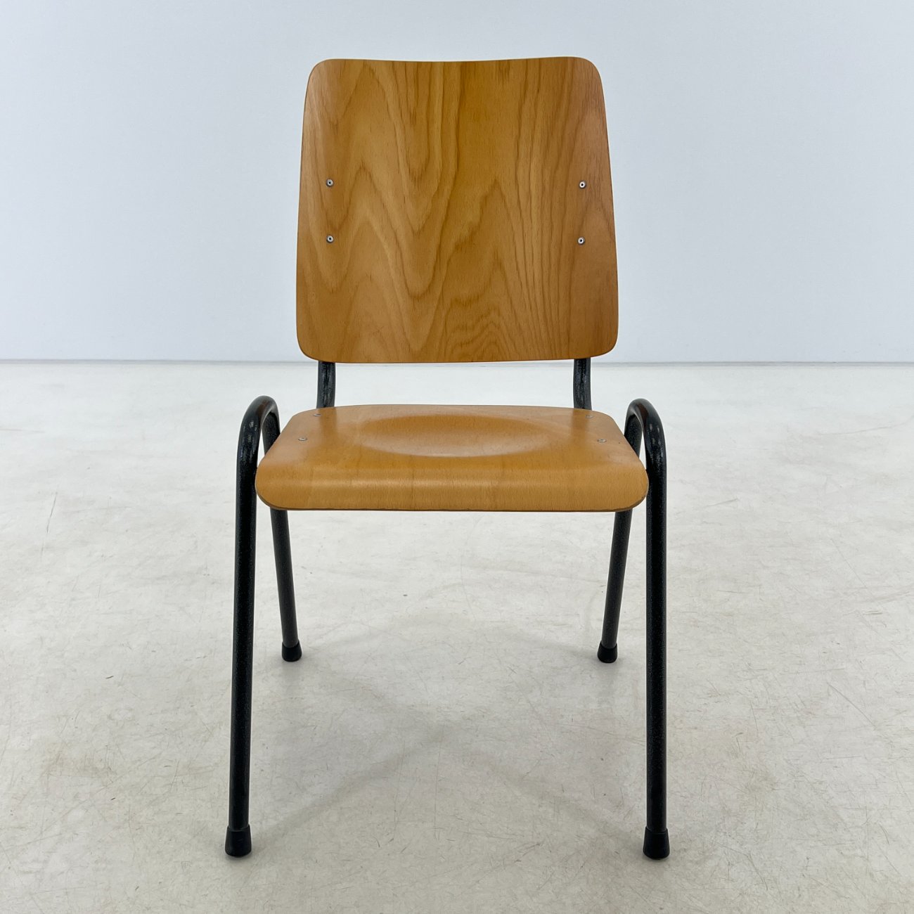 DK0363-kedes-0 Beržo faneruotės kėdė metalinėmis kojomis 52x47x83 cm, 47 cm