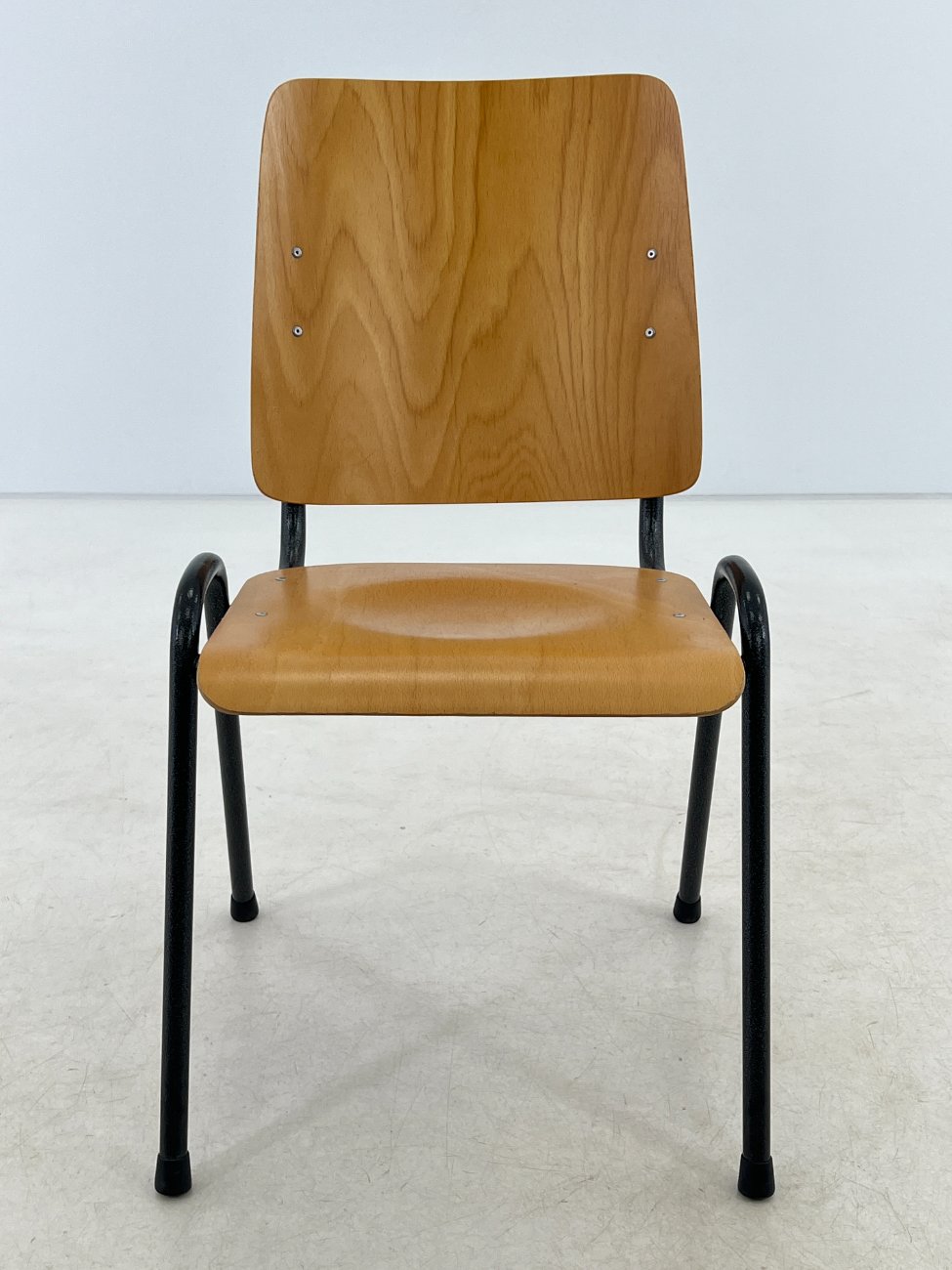 DK0363-kedes-1 Beržo faneruotės kėdė metalinėmis kojomis 52x47x83 cm, 47 cm