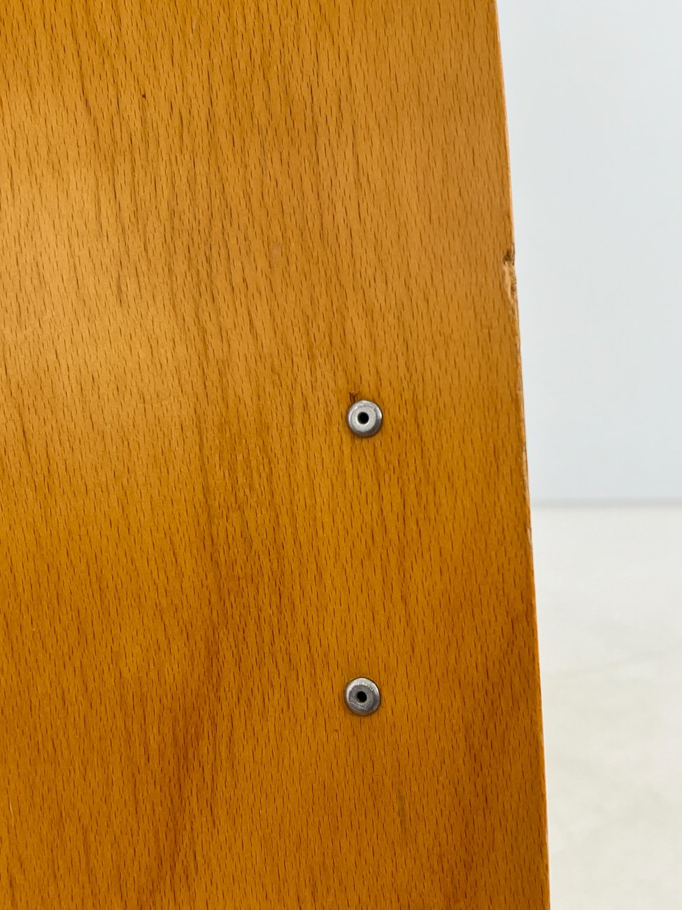 DK0363-kedes-10 Beržo faneruotės kėdė metalinėmis kojomis 52x47x83 cm, 47 cm