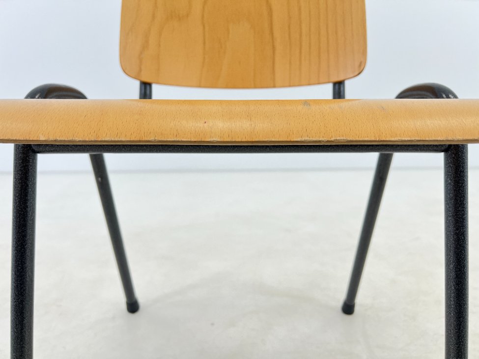 DK0363-kedes-12 Beržo faneruotės kėdė metalinėmis kojomis 52x47x83 cm, 47 cm