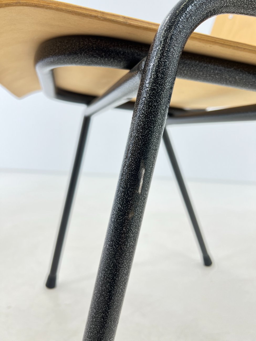 DK0363-kedes-13 Beržo faneruotės kėdė metalinėmis kojomis 52x47x83 cm, 47 cm