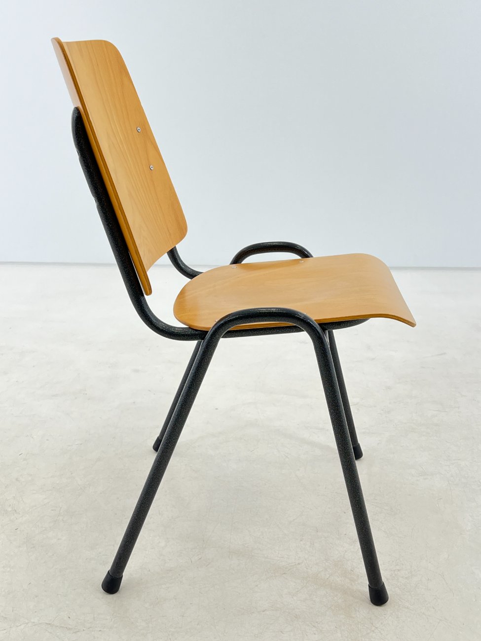 DK0363-kedes-3 Beržo faneruotės kėdė metalinėmis kojomis 52x47x83 cm, 47 cm